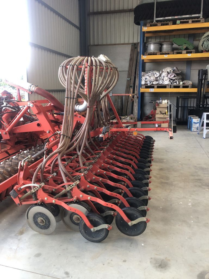 Kuhn VENTA TF1500 + Kuhn HR4004DR - Combinado de siembra: foto 1 Kuhn VENTA TF1500 + Kuhn HR4004DR - Combinado de siembra: foto 1