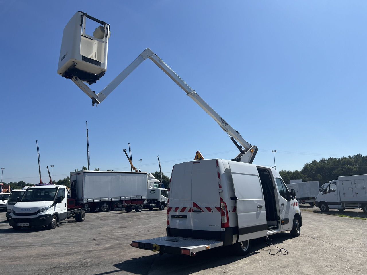 FURGON CON CESTA RENAULT MASTER - Camión con plataforma elevadora: foto 4 FURGON CON CESTA RENAULT MASTER - Camión con plataforma elevadora: foto 4