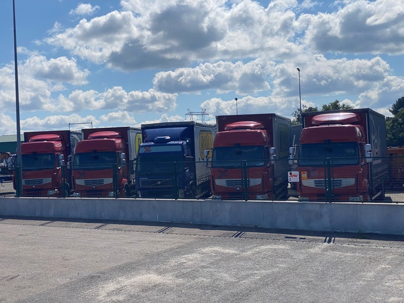 RENAULT 450 CON UNA TAULINER - Camión lona: foto 1 RENAULT 450 CON UNA TAULINER - Camión lona: foto 1