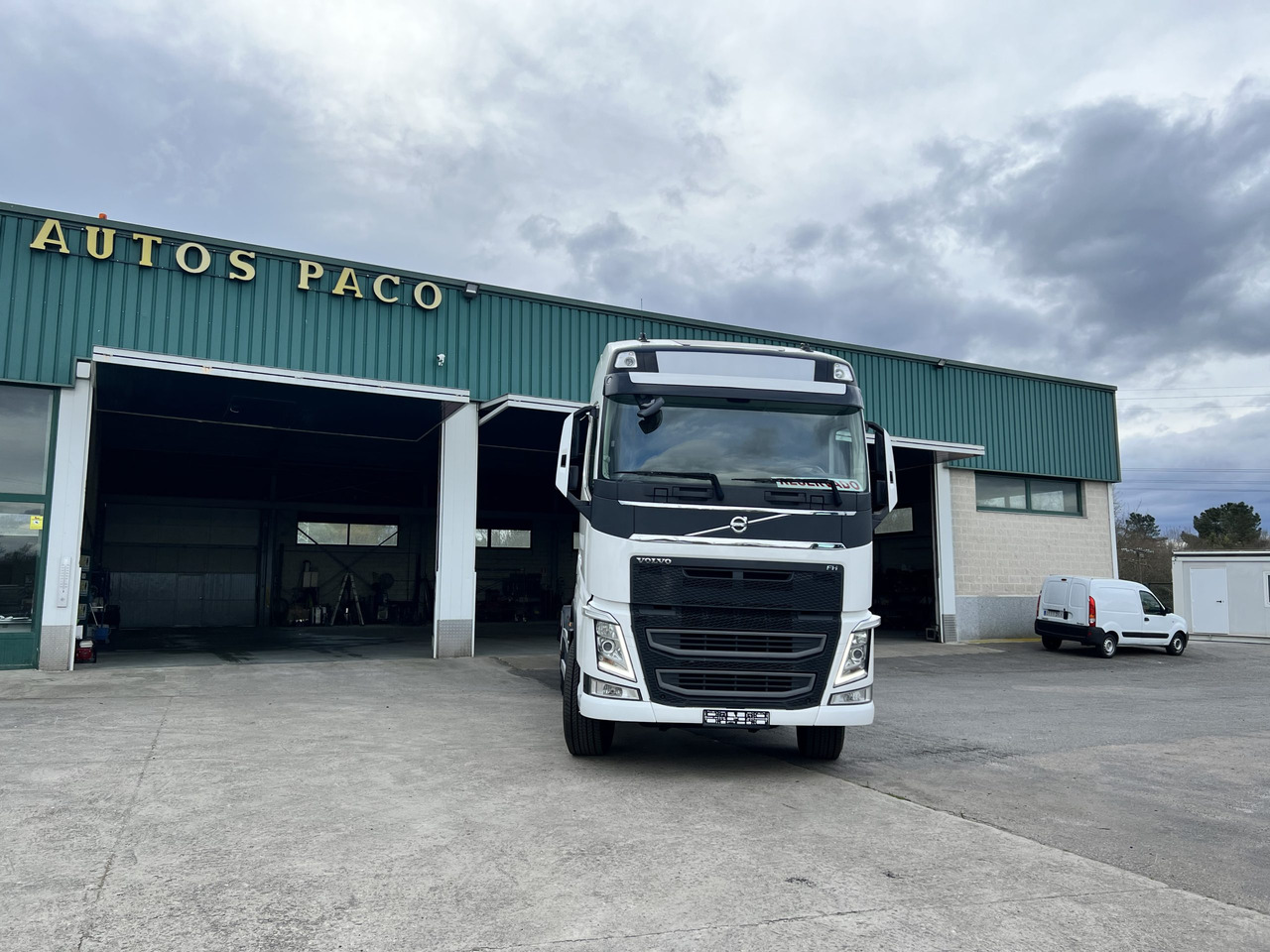 Camion Volvo 540 en chasis con retarder - Camión chasis: foto 1 Camion Volvo 540 en chasis con retarder - Camión chasis: foto 1