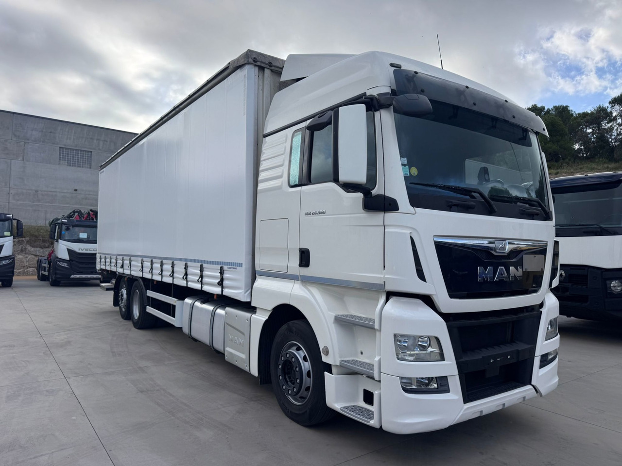 MAN 26.360 L TGX E6 (Tauliner) - Camión lona: foto 2 MAN 26.360 L TGX E6 (Tauliner) - Camión lona: foto 2