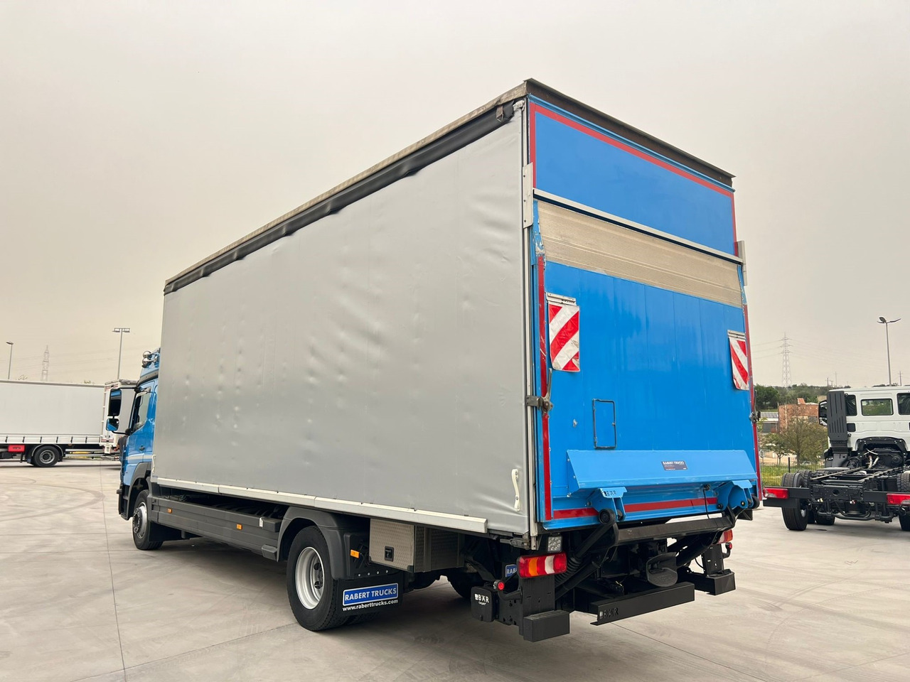 MERCEDES BENZ 13.30L Atego E6 (Tauliner) - Camión lona: foto 4 MERCEDES BENZ 13.30L Atego E6 (Tauliner) - Camión lona: foto 4