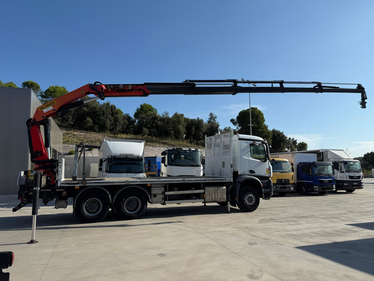 MERCEDES BENZ 26.36 Arocs E6 (Platform and Crane) - Camión caja abierta, Camión grúa: foto 3 MERCEDES BENZ 26.36 Arocs E6 (Platform and Crane) - Camión caja abierta, Camión grúa: foto 3