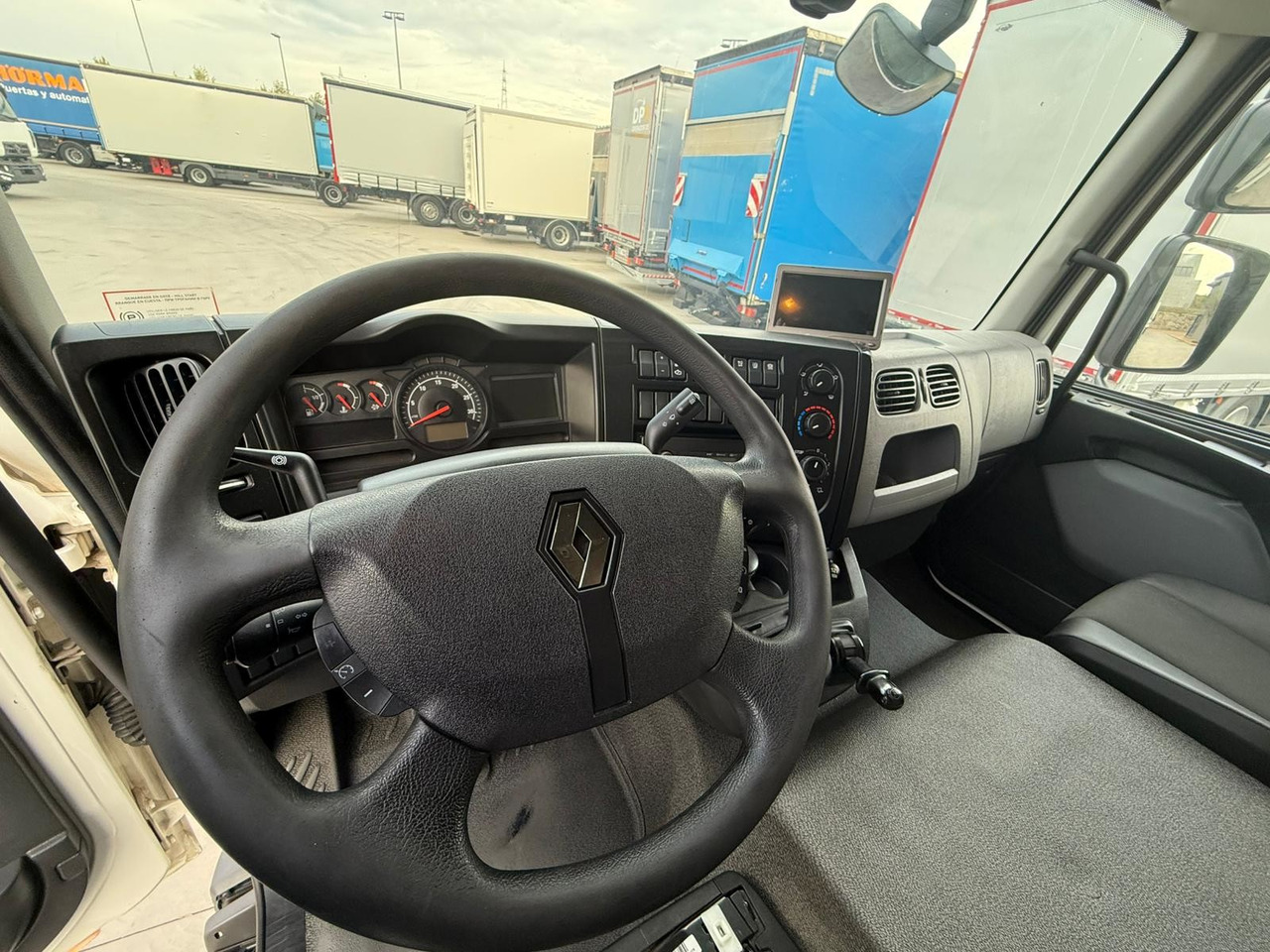 RENAULT D12.240 E6 (Tauliner) - Camión lona: foto 5 RENAULT D12.240 E6 (Tauliner) - Camión lona: foto 5