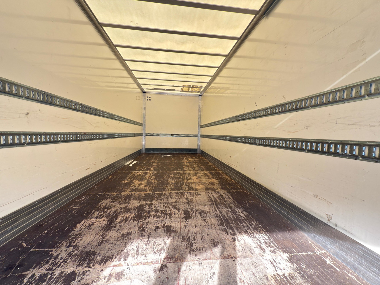 Camión caja cerrada RENAULT D19 E6 (VAN): foto 9