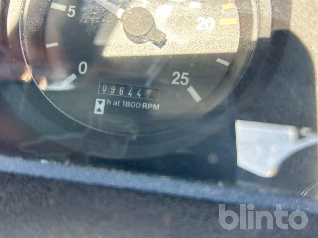 Massey Ferguson 390T (1996) - Tractor: foto 5 Massey Ferguson 390T (1996) - Tractor: foto 5