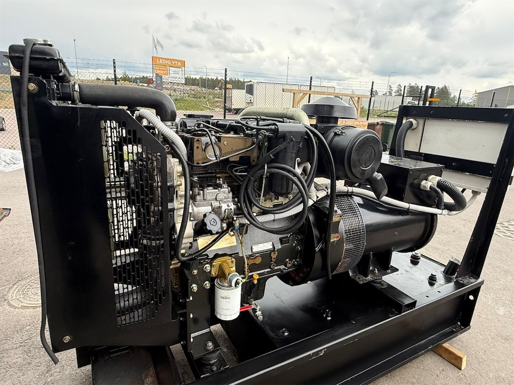 Perkins 80 kVA - Generador industriale: foto 3 Perkins 80 kVA - Generador industriale: foto 3