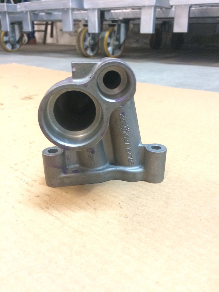 FLANGIA DI COLLEGAMENTO MODULO OLIO MAN 51054406000 - Motor y piezas para Camión: foto 4 FLANGIA DI COLLEGAMENTO MODULO OLIO MAN 51054406000 - Motor y piezas para Camión: foto 4