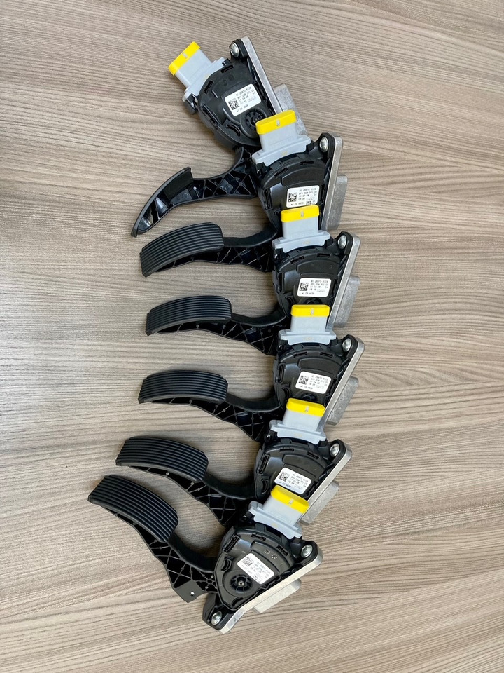 SENSORE POSIZIONE DEL PEDALE - MAN 81259706103 - HELLA 6PV 009 371-00 / 6PV 009 371-711 - Pedal para Camión: foto 5 SENSORE POSIZIONE DEL PEDALE - MAN 81259706103 - HELLA 6PV 009 371-00 / 6PV 009 371-711 - Pedal para Camión: foto 5