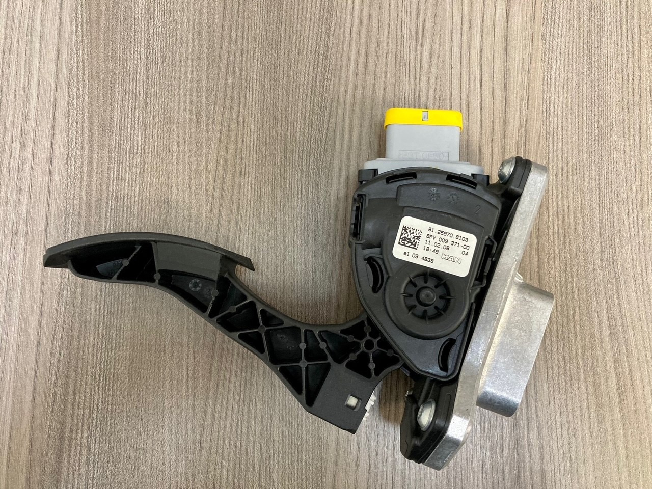 SENSORE POSIZIONE DEL PEDALE - MAN 81259706103 - HELLA 6PV 009 371-00 / 6PV 009 371-711 - Pedal para Camión: foto 2 SENSORE POSIZIONE DEL PEDALE - MAN 81259706103 - HELLA 6PV 009 371-00 / 6PV 009 371-711 - Pedal para Camión: foto 2