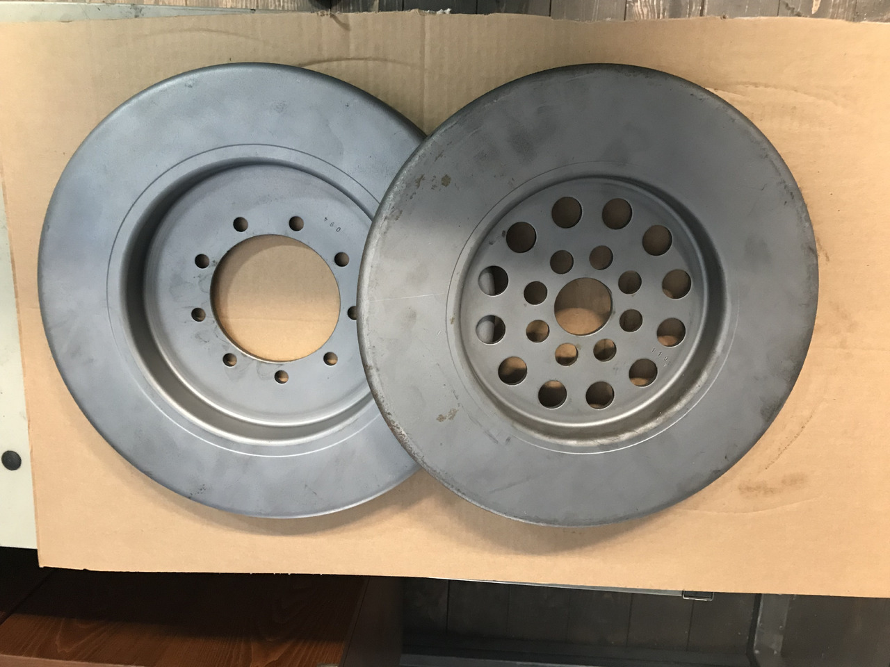 SMORZATORE VIBRAZIONI ALBERO A GOMITI MOTORE MAN D2066 / D2676 - Motor y piezas para Camión: foto 1 SMORZATORE VIBRAZIONI ALBERO A GOMITI MOTORE MAN D2066 / D2676 - Motor y piezas para Camión: foto 1