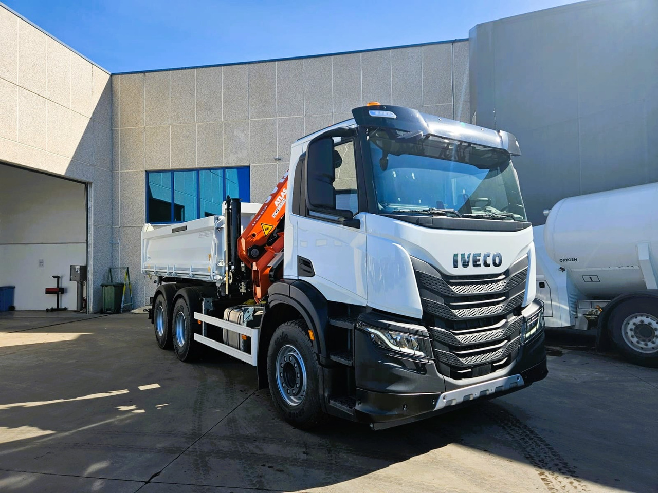 Iveco - Camión caja abierta, Camión grúa: foto 2 Iveco - Camión caja abierta, Camión grúa: foto 2
