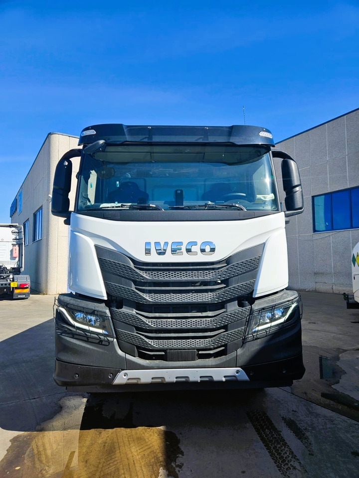 Iveco X-Way AD300X46Z HR ON+ - Camión caja abierta, Camión grúa: foto 2 Iveco X-Way AD300X46Z HR ON+ - Camión caja abierta, Camión grúa: foto 2