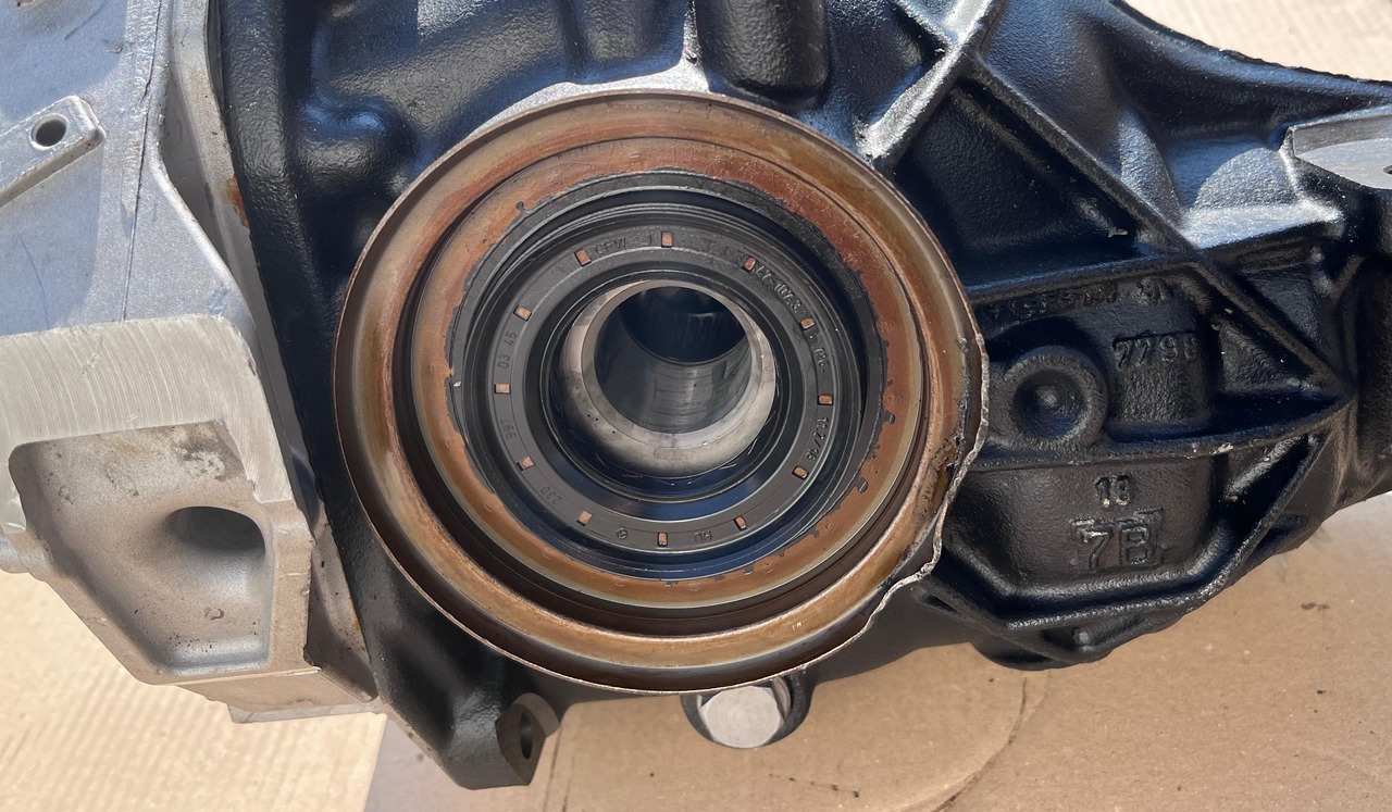 MERCEDES-BENZ C-Class Rear Differential W205 A2053500124 - Diferencial: foto 2 MERCEDES-BENZ C-Class Rear Differential W205 A2053500124 - Diferencial: foto 2