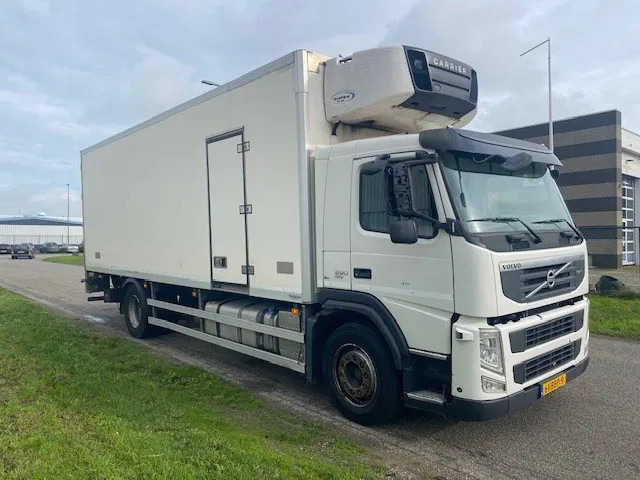 Volvo FM 330 koel vries 2 temperaturen ,CARRIER,met tussenwand, zijdeur en laadklep - Camión frigorífico: foto 2 Volvo FM 330 koel vries 2 temperaturen ,CARRIER,met tussenwand, zijdeur en laadklep - Camión frigorífico: foto 2