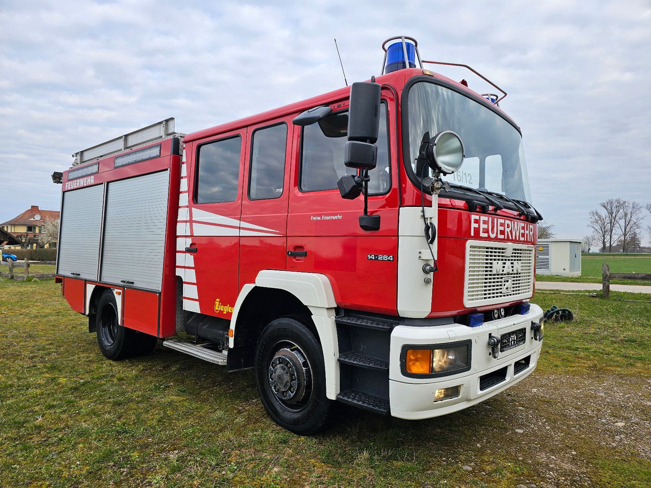 MAN Feuerwehr Löschfahrzeug 14.264 Autobomba - Camión: foto 1 MAN Feuerwehr Löschfahrzeug 14.264 Autobomba - Camión: foto 1