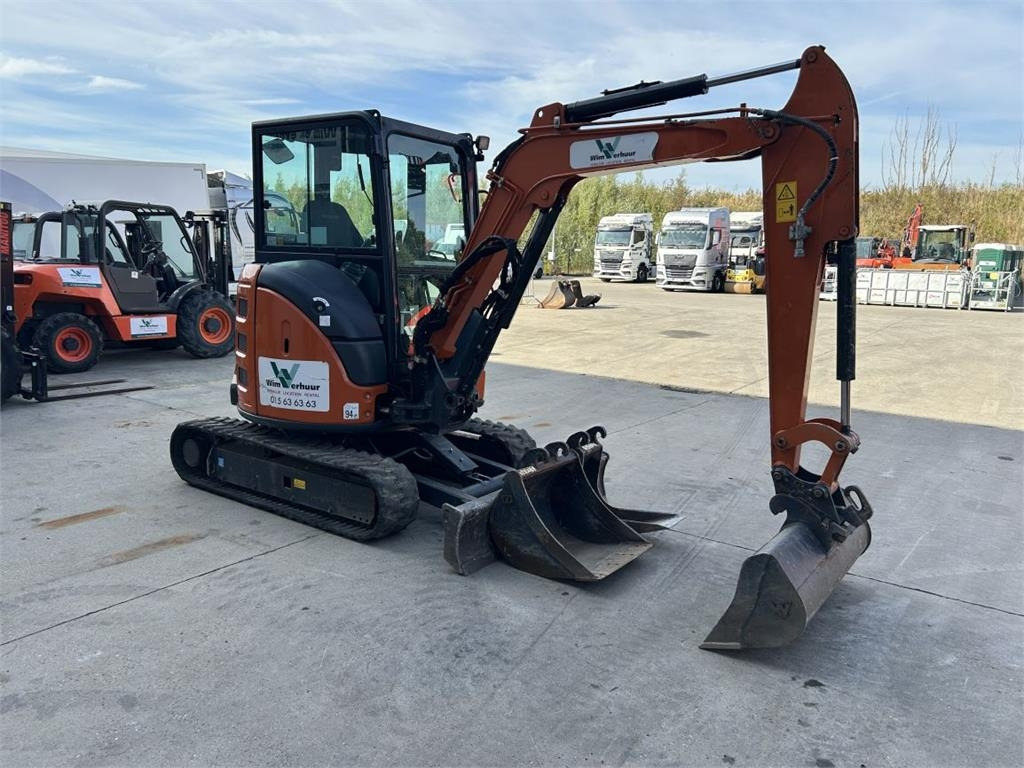 Hitachi ZX33U-6 (7740) - Miniexcavadora: foto 4 Hitachi ZX33U-6 (7740) - Miniexcavadora: foto 4