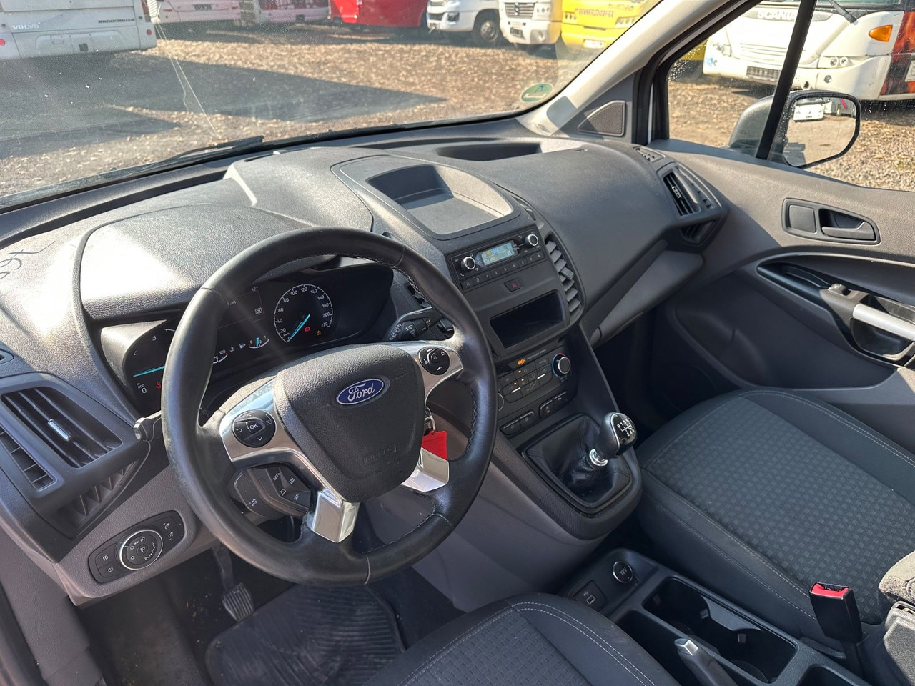 Ford Grand Tourneo 1.5 EcoBlue 74kW Auto Trend - Furgoneta de pasajeros: foto 4 Ford Grand Tourneo 1.5 EcoBlue 74kW Auto Trend - Furgoneta de pasajeros: foto 4